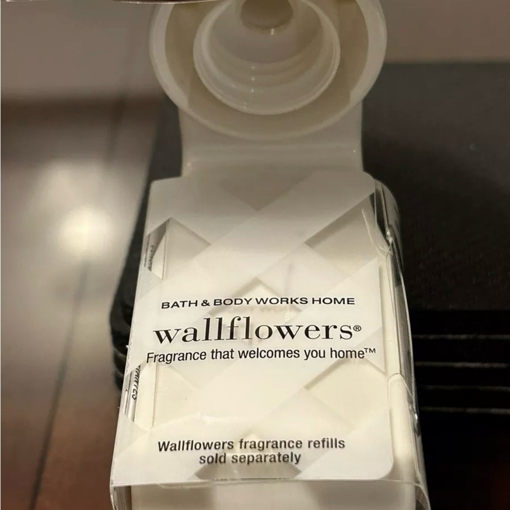 NWT Bath & Body Works Wallflower Plug In Polar Bear Snowflake Set of 2 - Picture 5 of 12
